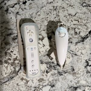 Nintendo wii remote + nunchuck